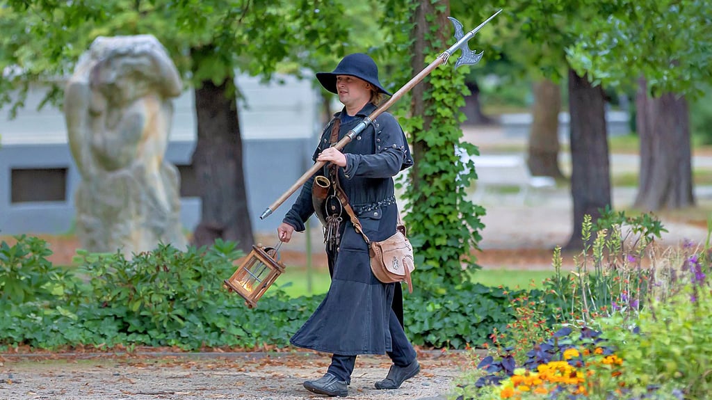 Nachwächter Jeff Lammel in voller Montur, wie er durch Schönebeck führt. 