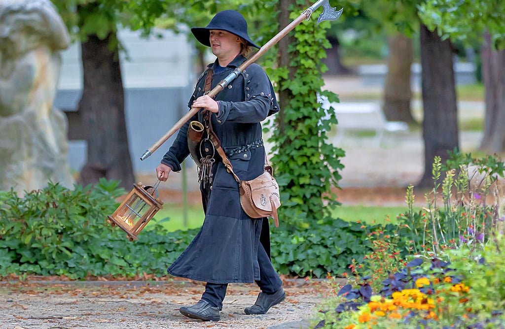Nachwächter Jeff Lammel in voller Montur, wie er durch Schönebeck führt. 