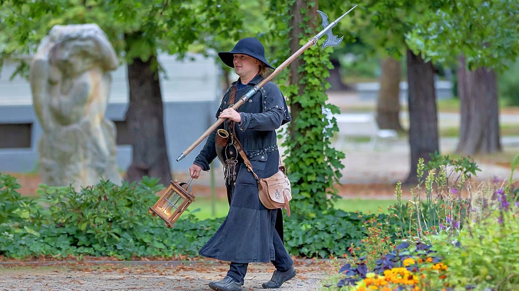 Nachwächter Jeff Lammel in voller Montur, wie er durch Schönebeck führt. 