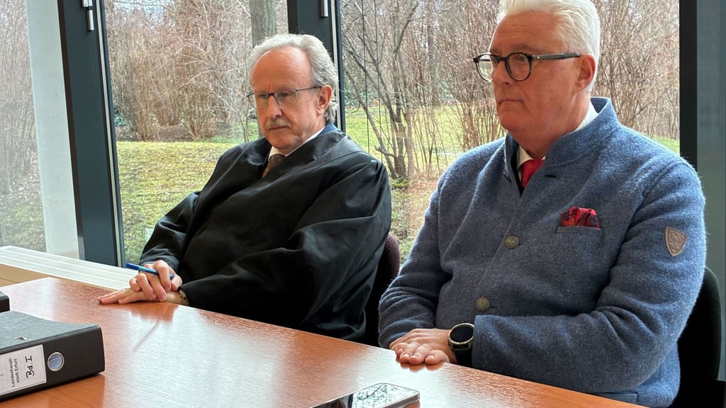 Guy Montavon (r), ehemaliger Generalintendant des Theaters Erfurt, geht vor dem Arbeitsgericht Erfurt gegen seine fristlose Kündigung vor.