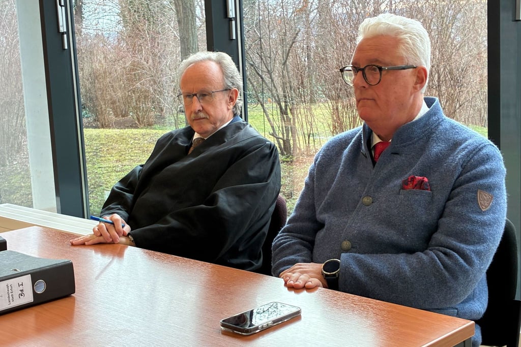 Guy Montavon (r), ehemaliger Generalintendant des Theaters Erfurt, geht vor dem Arbeitsgericht Erfurt gegen seine fristlose Kündigung vor.