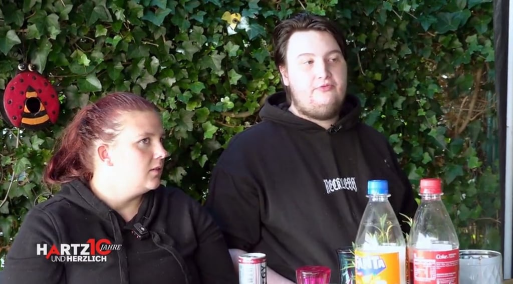 Für Lisa und Leon war der Verlust des Sorgerechts von Tochter Emma nicht leicht. Für das Jubiläum von "Hartz und herzlich" besuchten sie die Rostockerin Cindy und deren Freund Ossi in Ostfriesland.