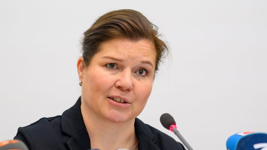 Zwei Leitende Oberstaatsanwälte und ein Landgerichtspräsident fehlen ihr derzeit: Justizministerin Franziska Weidinger