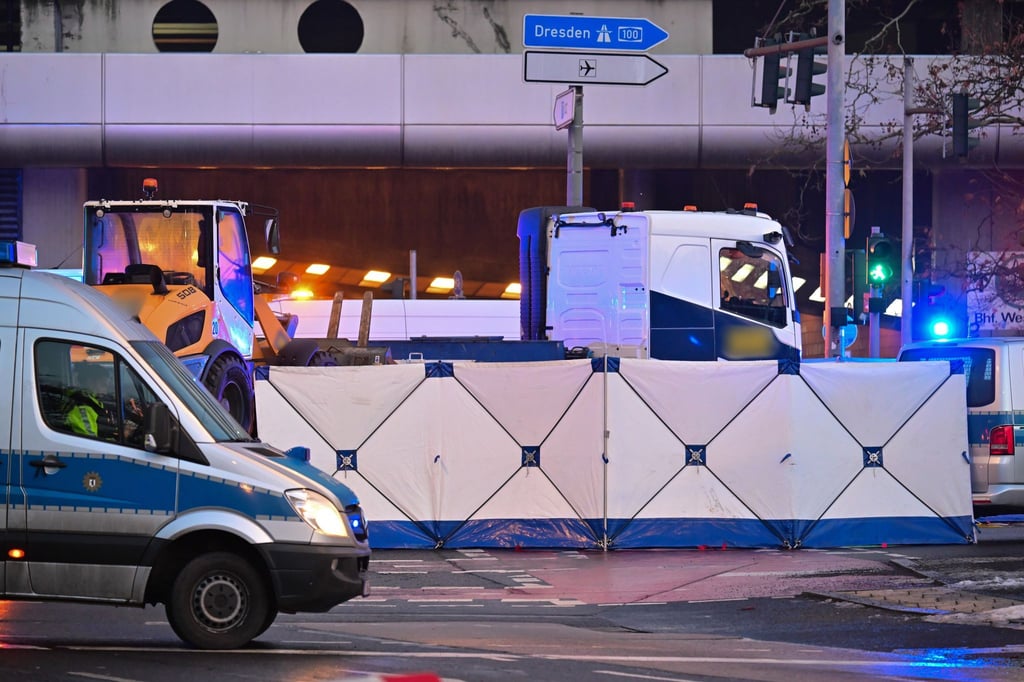 Ein Sichtschutz steht nach einem tödlichen Motorradunfall an der Ecke Halenseestraße nahe des Dreieck Funkturm.
