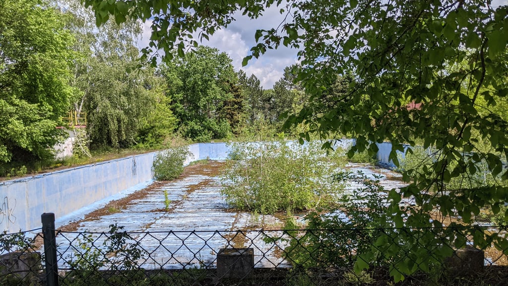 Im ehemaligen Miester Freibad soll es künftig Wellness-Angebote, Minigolf, Wohnmobil-Stellplätze und einen Zeltplatz geben. Doch diese Art der Nutzung ist aus bürokratischen Gründen aktuell nicht möglich.