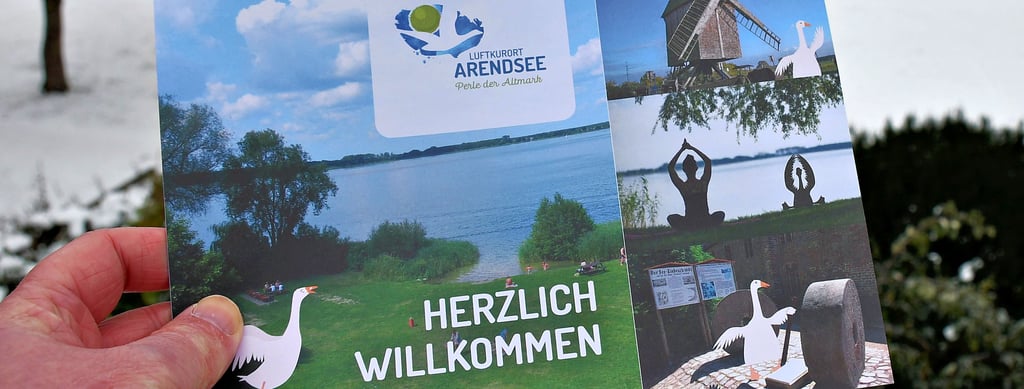 Das ist die neue Gästekarte: Agathe zeigt sich in verschiedenen Flügelstellungen sehr präsent. Die Stadt wird als „Luftkurort mit Herz“ vermarket. 