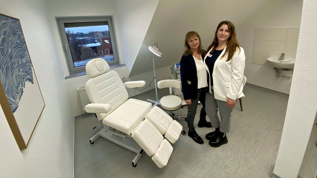 Freuen sich über die Eröffnug (von links): Heike Freitag, Teamleiterin Sachsen-Anhalt Nord, und Wundmanagerin Stefanie Mühlen.