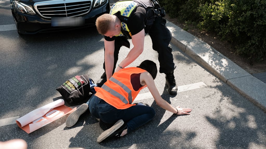 Ein  Mitglied der „Letzten Generation“ versucht im Juni 2023 ähnlich wie in Halle eine Straße zu blockieren (Symbolfoto).