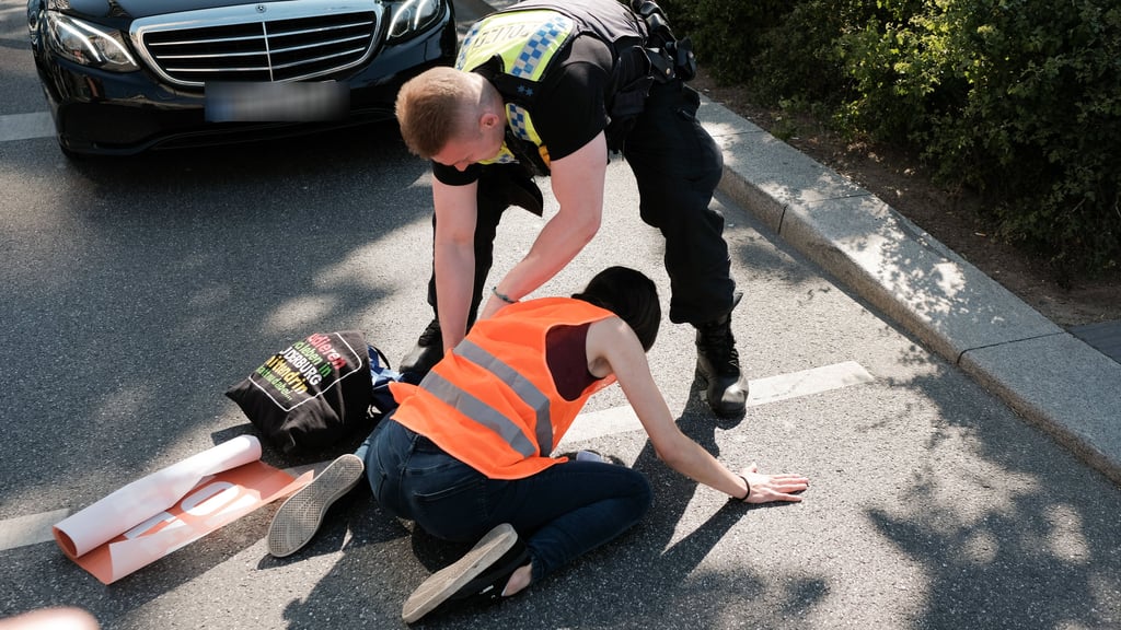 Ein  Mitglied der „Letzten Generation“ versucht im Juni 2023 ähnlich wie in Halle eine Straße zu blockieren (Symbolfoto).