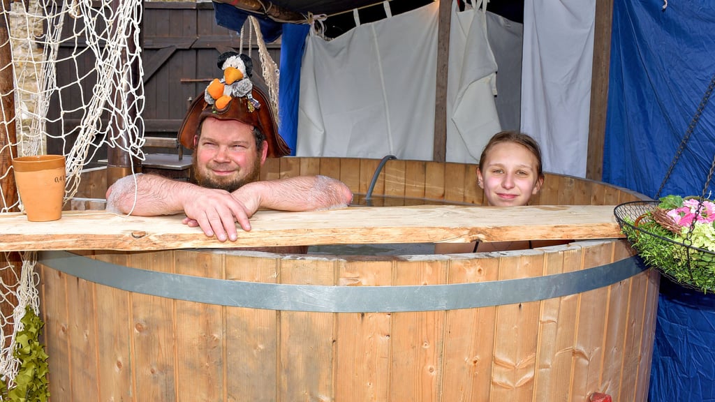 Das Mittelalterspektakel auf der Burg nutzten am 30. März diese beiden für ein ausgiebiges  Bad zwischen all den vielen Besuchern. 