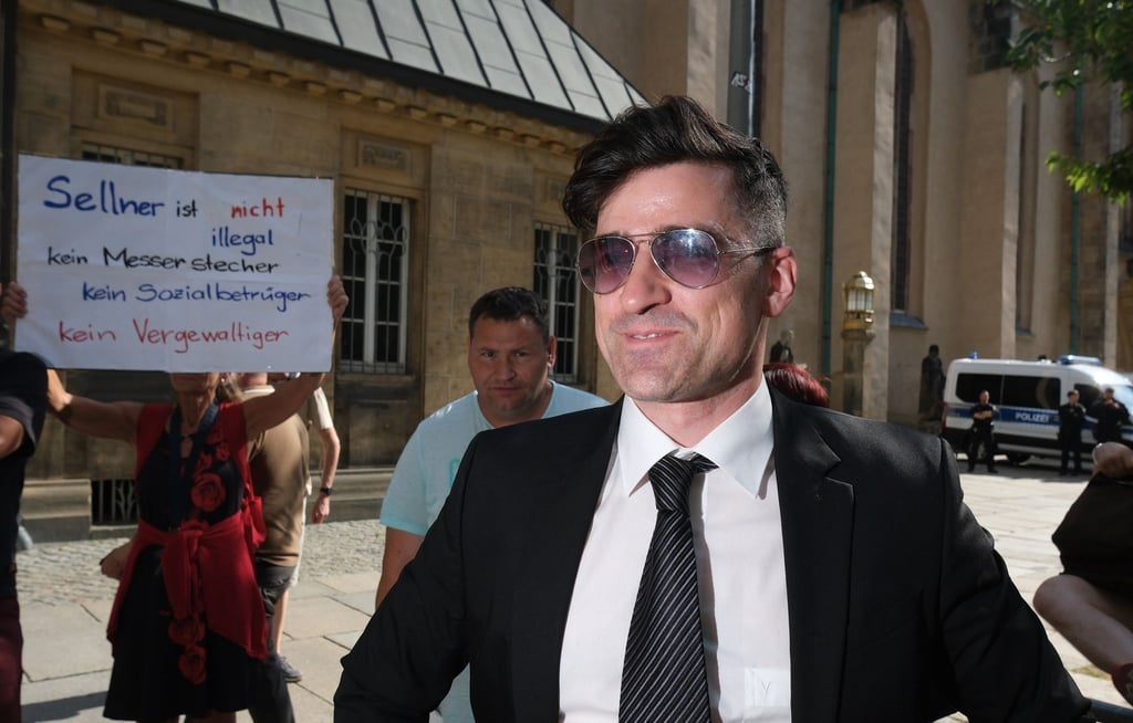 IB-Vordenker Martin Sellner im vergangenen Sommer bei einer Kundgebung der rechtsextremistischen Kleinpartei „Freie Sachsen“ (Archivbild)