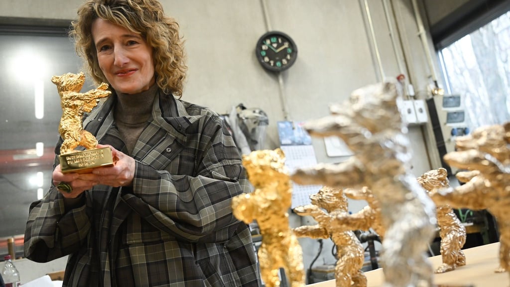 Festivalchefin Tricia Tuttle zeigt einen der Bären.