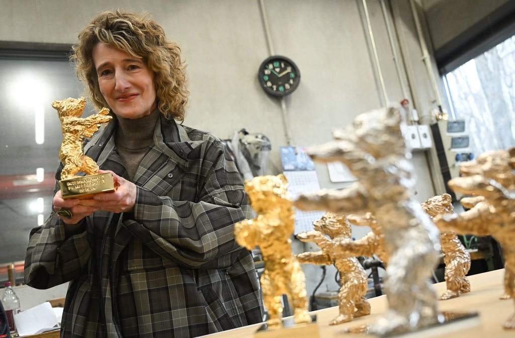 Festivalchefin Tricia Tuttle zeigt einen der Bären.