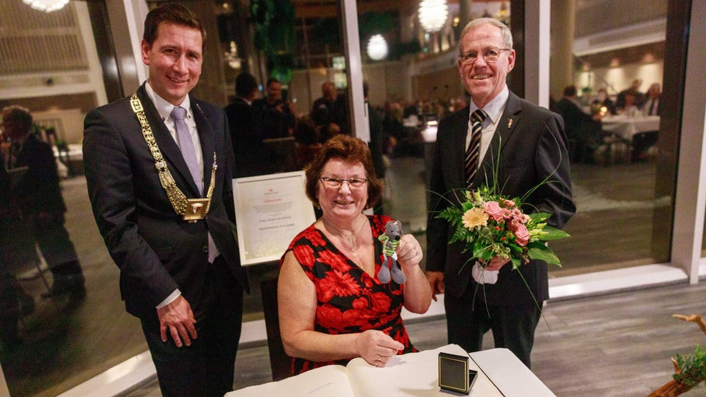 Sieglinde Müller trägt sich ins Goldene Buch der Stadt Halberstadt ein, ihr zur Seite stehen Halberstadts Oberbürgermeister Daniel Szarata (links) und Ratspräsident Volker Bürger (beide CDU).