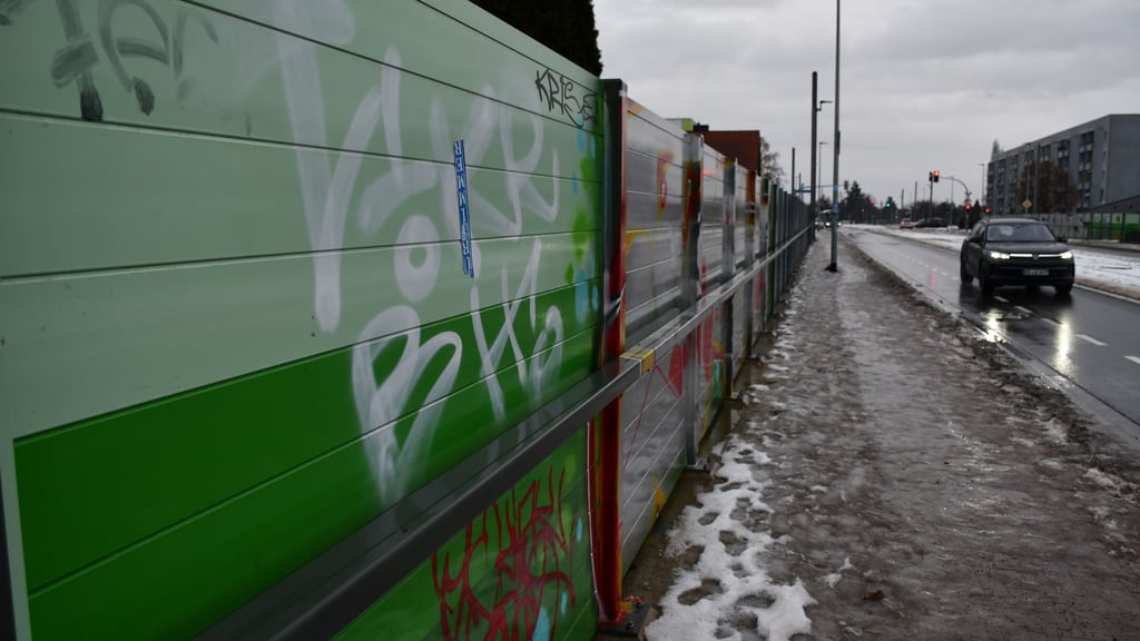 Zwei Lärmschutzwände in Magdeburg sollen mit Motiven zur Geschichte des 1. FCM gestaltet werden.