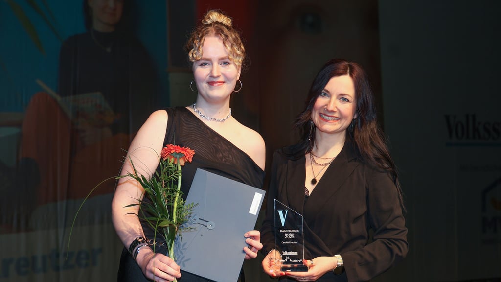 Volontärin Johanna Flint (l.) hielt bei der Gala zur Ehrung der „Magdeburger des Jahres 2025“ die Laudatio auf Carolin Kreutzer.