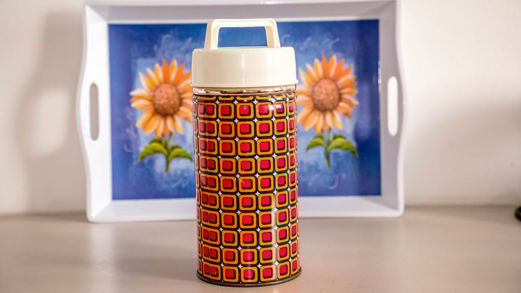 Diese bunte Metallkanne ist in der DDR ein echter Alltagshelfer gewesen.