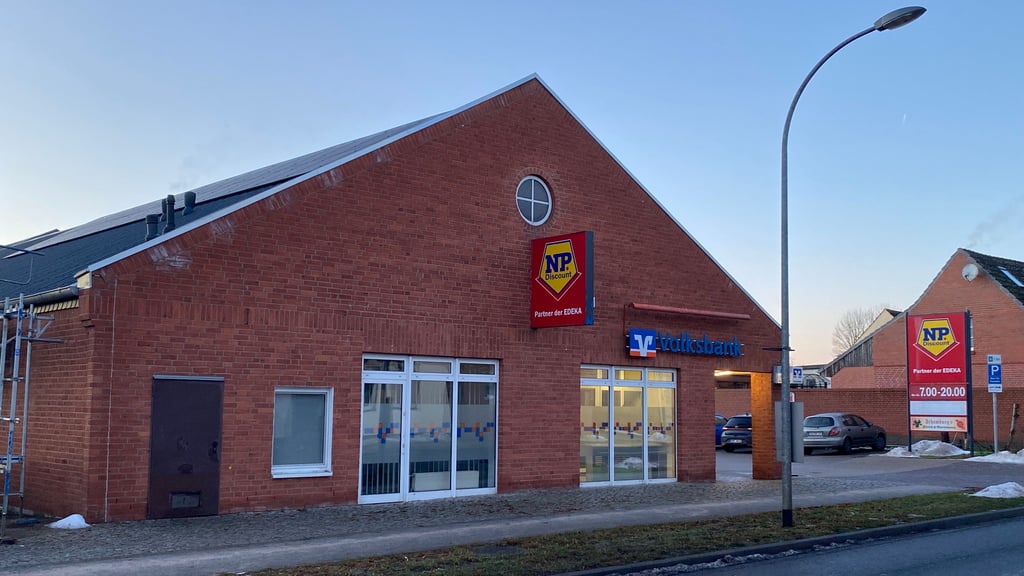 Aus NP wird „nah und gut“: Eine Woche ist der Markt in Jerichow für den Umbau geschlossen. Neu ist unter anderem eine Solaranlage auf dem Dach.