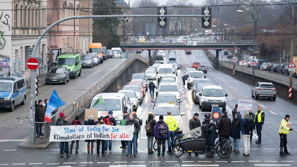 Klima-Aktivsten haben bei einer Straßenblockade eine „Wärmewende“ in Dresden hin zu erneuerbaren Wärmequellen verlangt.