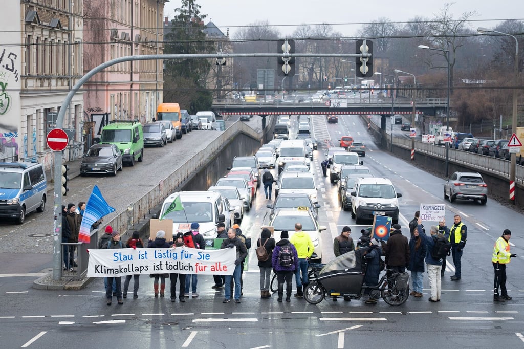 Klima-Aktivsten haben bei einer Straßenblockade eine „Wärmewende“ in Dresden hin zu erneuerbaren Wärmequellen verlangt.