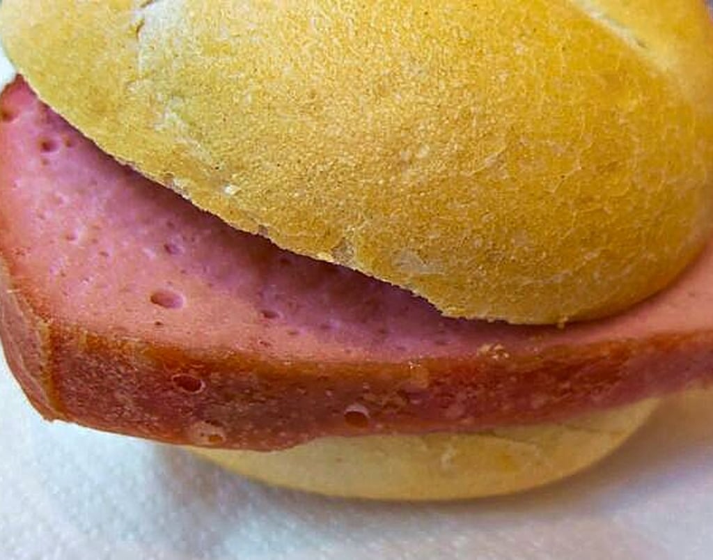 Leberkäsebrötchen, Fleischkässemmel.