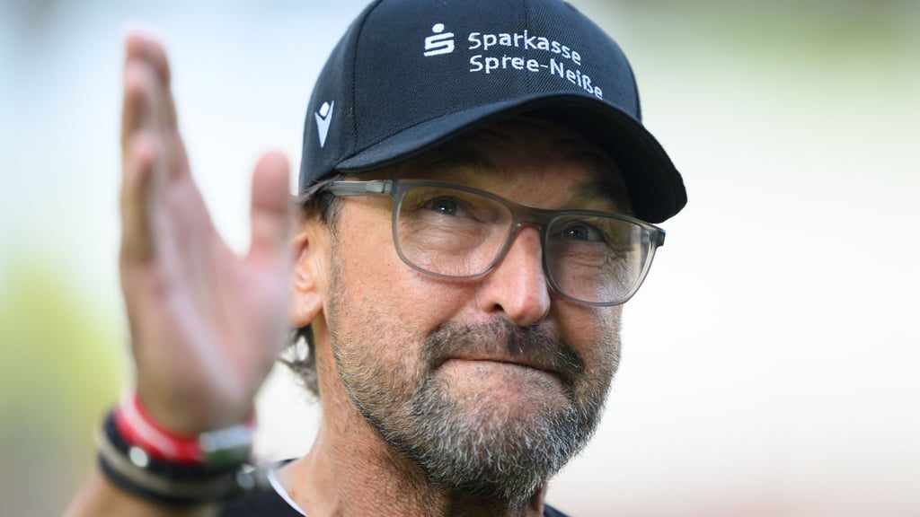 Trainer Wollitz startet mit Energie Cottbus in die Rückrunde der 3. Liga. (Archivbild)