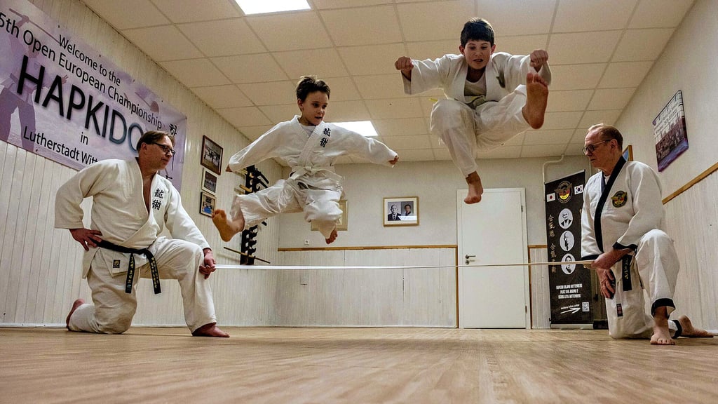 Kindertrainig bei  Hapkido Doyang:  Noah Reinhardt und Wilhelm Hanowski üben einen Sprung. 