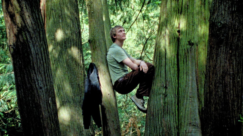 Enzo Brumm als Student Hannes in einer Szene des Films.