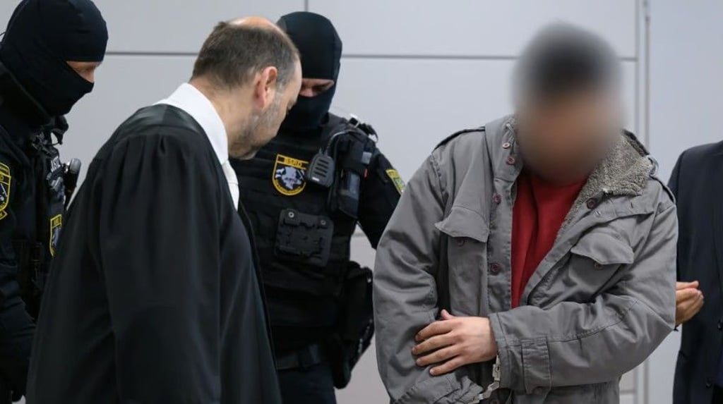 Der Angeklagte (rechts) vor Gericht in Halle. Der Prozess fand im Hochsicherheitstrakt statt.