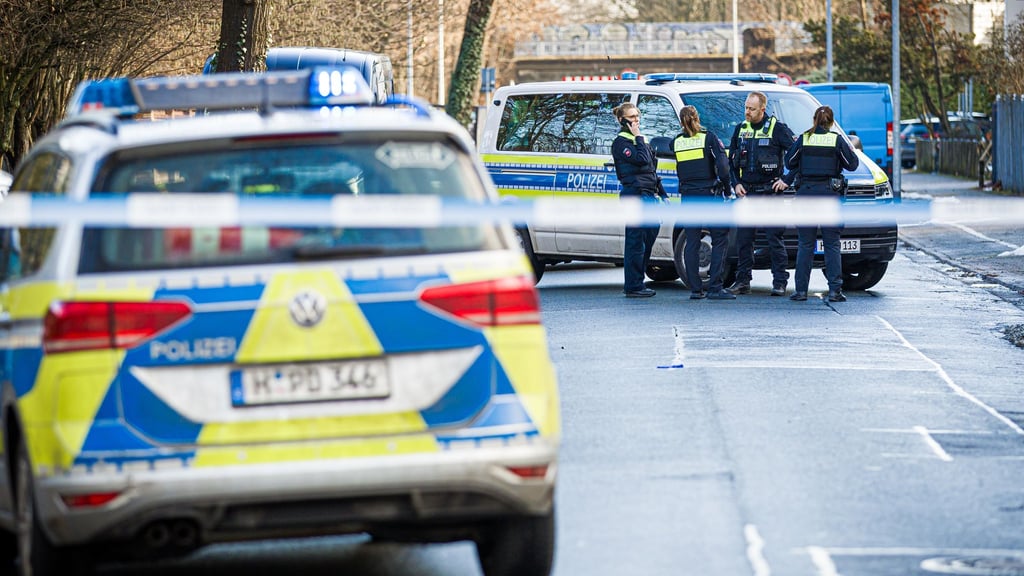 Ein schwer verletzter Mann meldete sich über den Notruf. Die Polizei fahndet nach möglichen Verdächtigen.