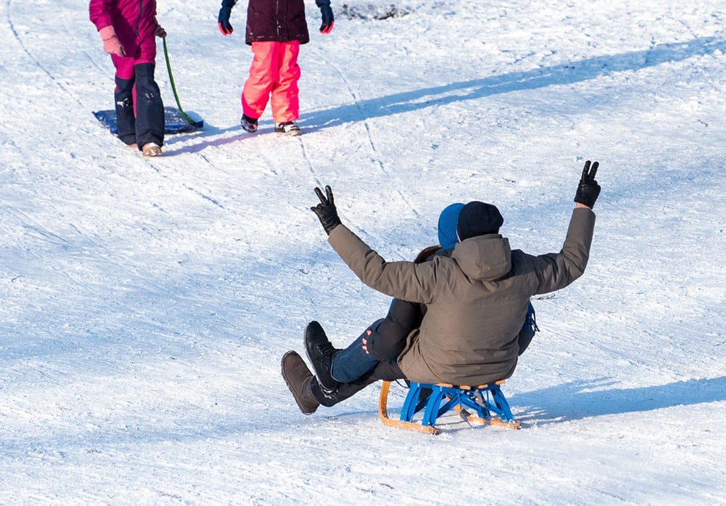 Wie schön, wenn man Zeit hat, mit einem Schlitten den Schnee zu genießen.&nbsp;Wo es die schönsten Pisten für den Schlitten gibt, verraten wir in unserer Übersicht.