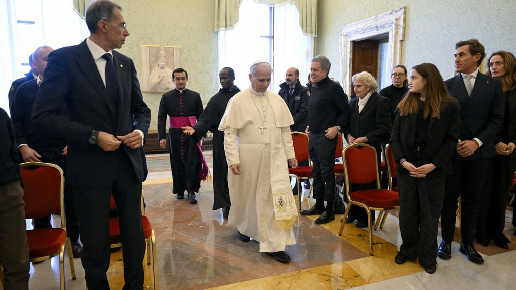 Papst Leo XIV. spricht Angehörigen von Crans-Montana-Opfern Trost zu.