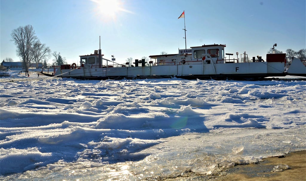 Die Elbfähre Aken konnte in den vergangenen Tagen aufgrund des Treibeises nicht übersetzen und liegt fest vertaut am Steutzer Ufer.
