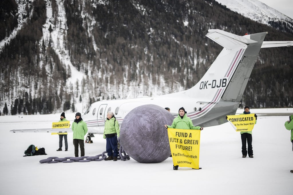 Im vergangenen Jahr hat Greenpeace in Davos gegen Privatflüge demonstriert. (Archivbild)