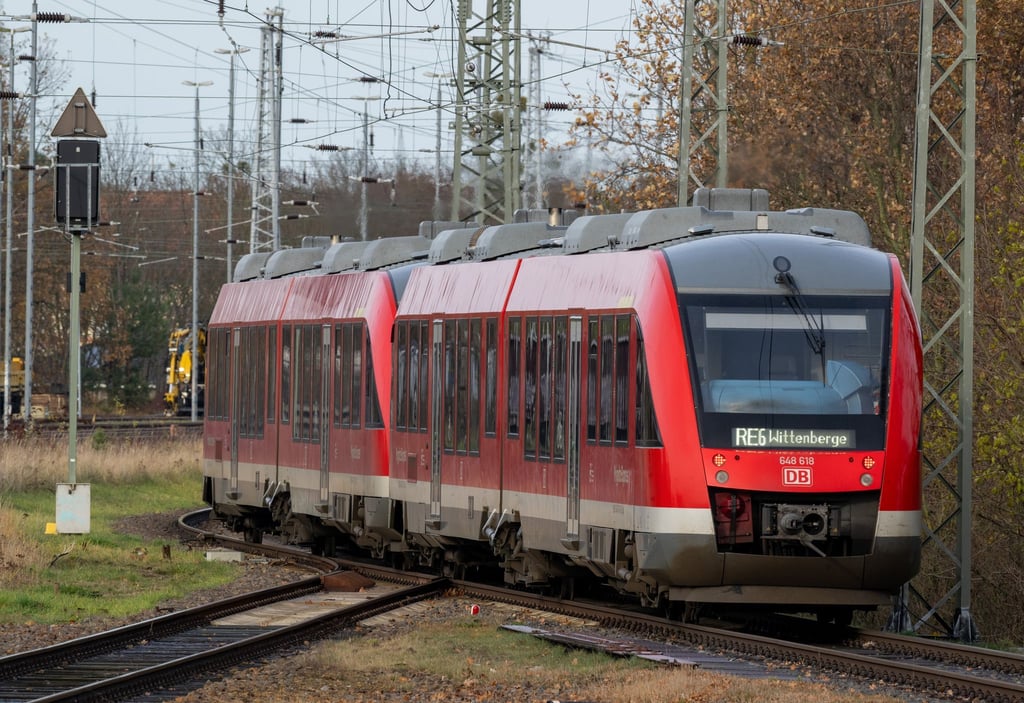 Der Regionalexpress RE6 - auch Prignitz-Express genannt - soll trotz eines Warnstreiks am Donnerstagmorgen fahren, sagt die Deutsche Bahn. (Archivbild)