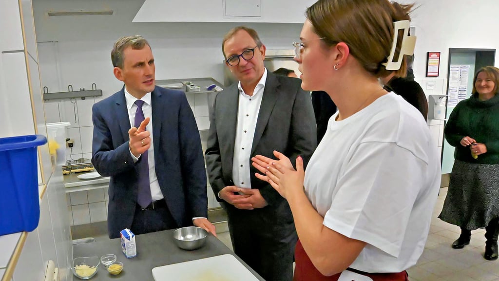 Jan Riedel (li.) und Markus Bauer im Gespräch mit Auszubildenden in der Lehrküche der Berufsbildenden Schulen Wema in Aschersleben.