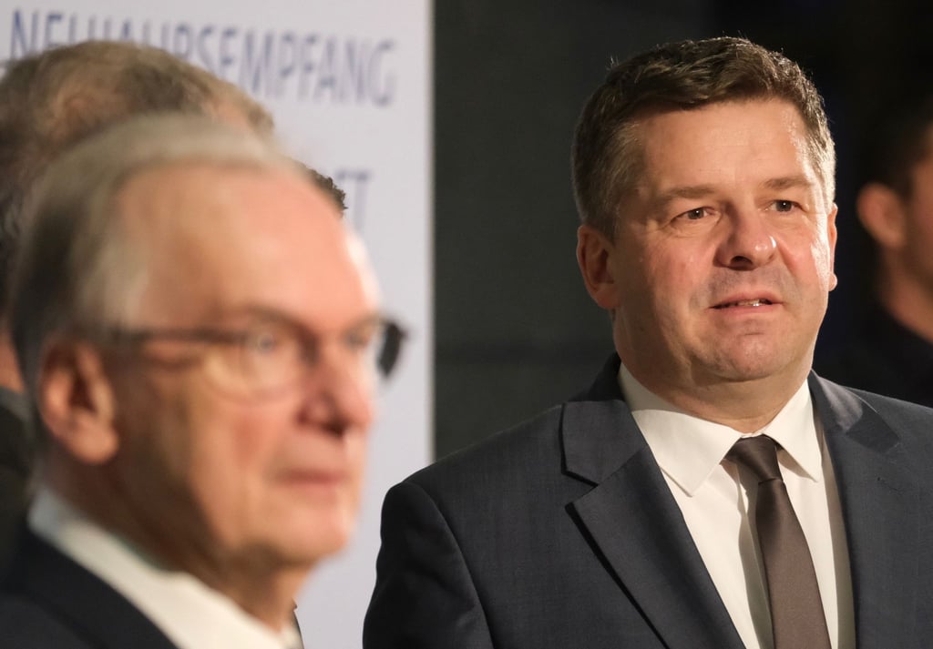 Sven Schulze (r,CDU), Wirtschaftsminister des Landes Sachsen-Anhalt, verteidigt die Unterstützung des Landes für den Weiterbetrieb der Anlage des Chemieunternehmens Domo.
