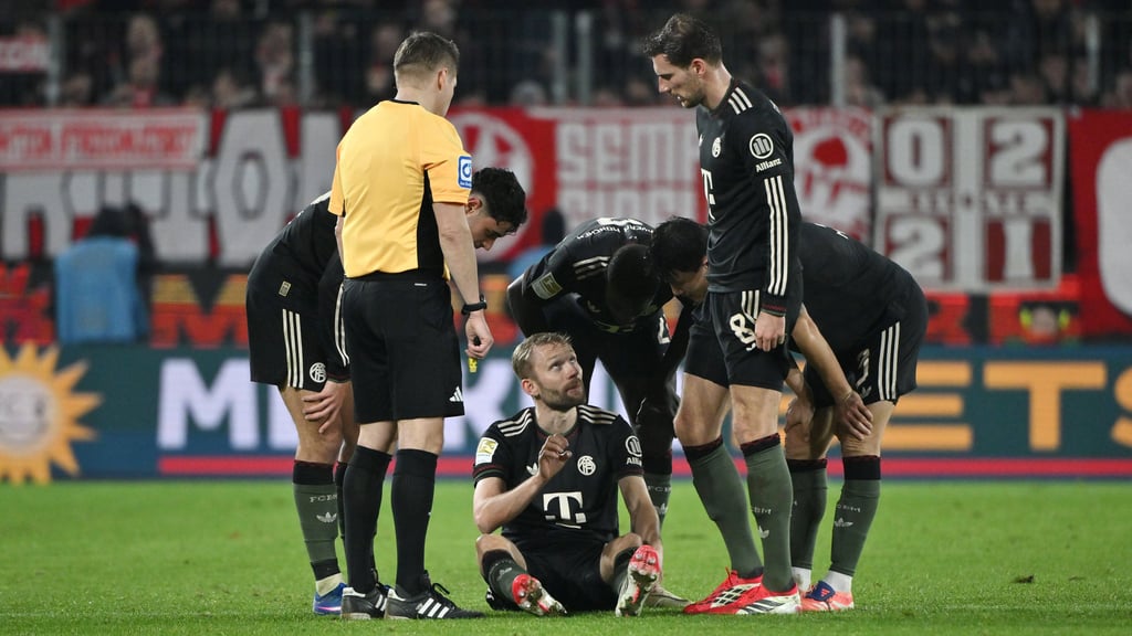 Ex-RB-Profi Konrad Laimer bespricht seine Wadenschmerzen mit Teamkollege Leon Goretzka