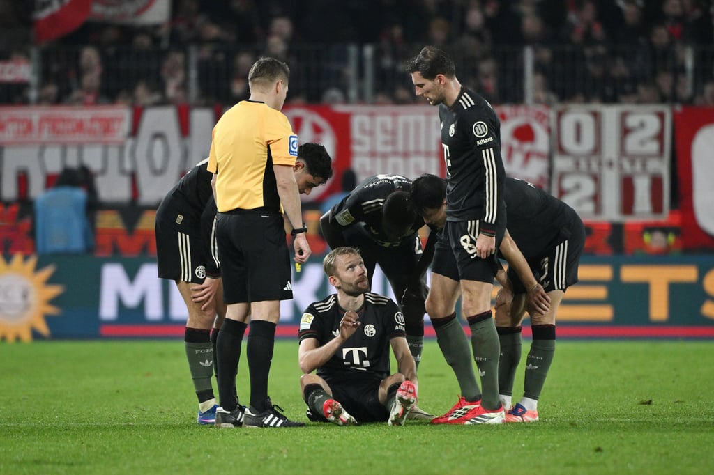 Ex-RB-Profi Konrad Laimer bespricht seine Wadenschmerzen mit Teamkollege Leon Goretzka