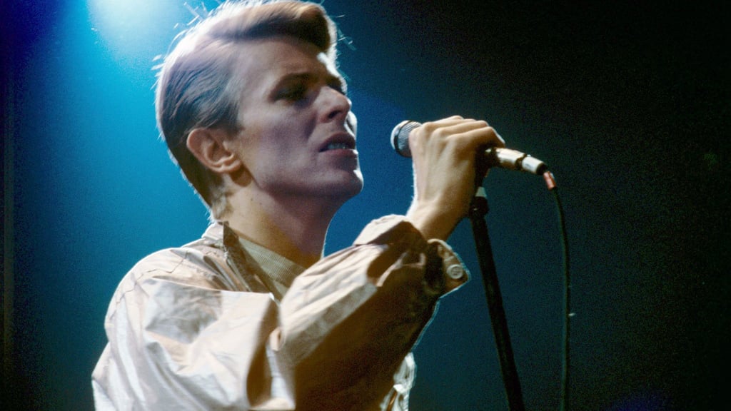 In der Doku erinnern sich Bandkollegen an David Bowie, hier bei einem Auftritt in der Frankfurter Festhalle im Jahr 1978. (Archivbild)