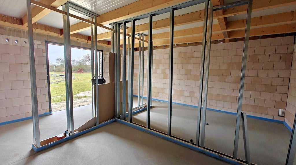 Im Inneren des Gebäudes sind die Ständerwände bereits gesetzt. In diesem Jahr soll das Haus fertig werden. 