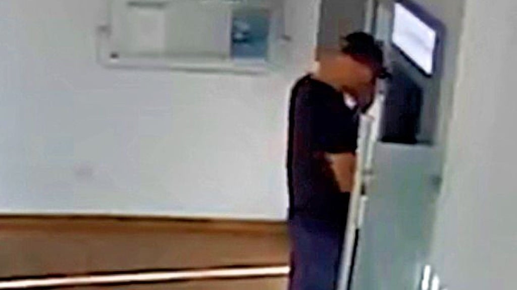 Wer kann Hinweise zu dem Mann auf den Fotos geben?