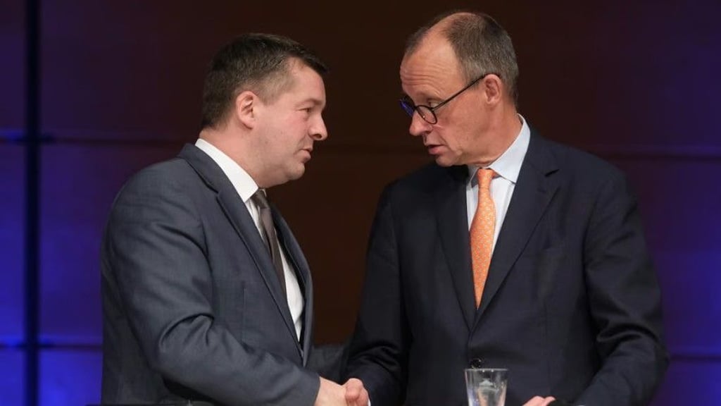 Sachsen-Anhalts designierter Ministerpräsident Sven Schulze (links) mit Kanzler Friedrich Merz (beide CDU) beim Neujahrsempfang der IHK und der Handwerkskammer in Halle.