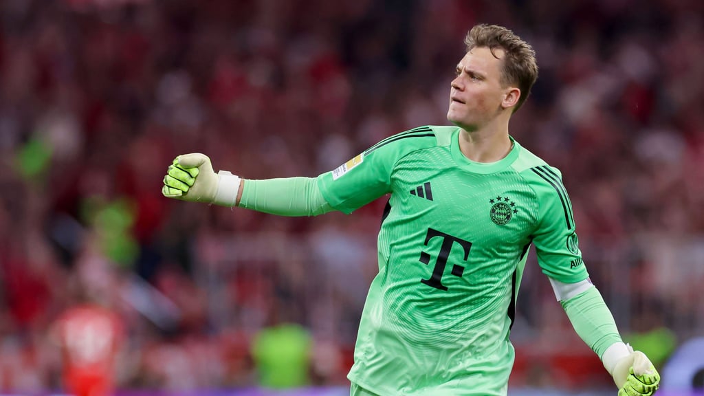 Manuel Neuer jubelt im Hinspiel gegen RB über eines von sechs Bayern-Toren.