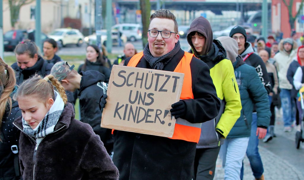 Dennis Engelmann, der selbst ernannte „Kinderschutzaktivist“, bei der Demo in Dessau.