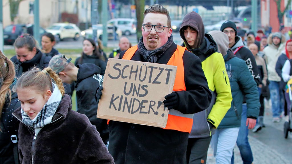 Dennis Engelmann, der selbst ernannte „Kinderschutzaktivist“, bei der Demo in Dessau.