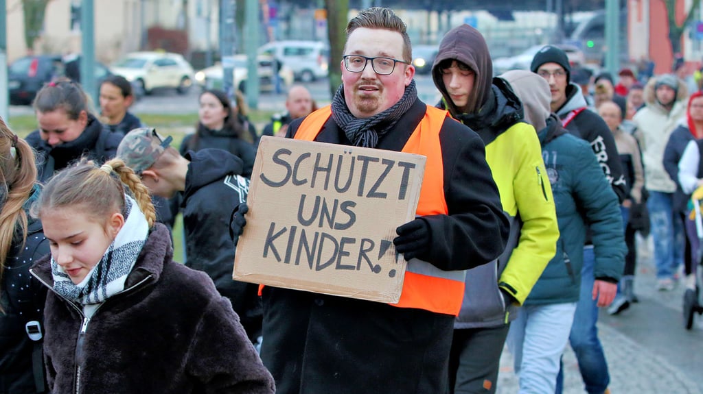 Dennis Engelmann, der selbst ernannte „Kinderschutzaktivist“, bei der Demo in Dessau.