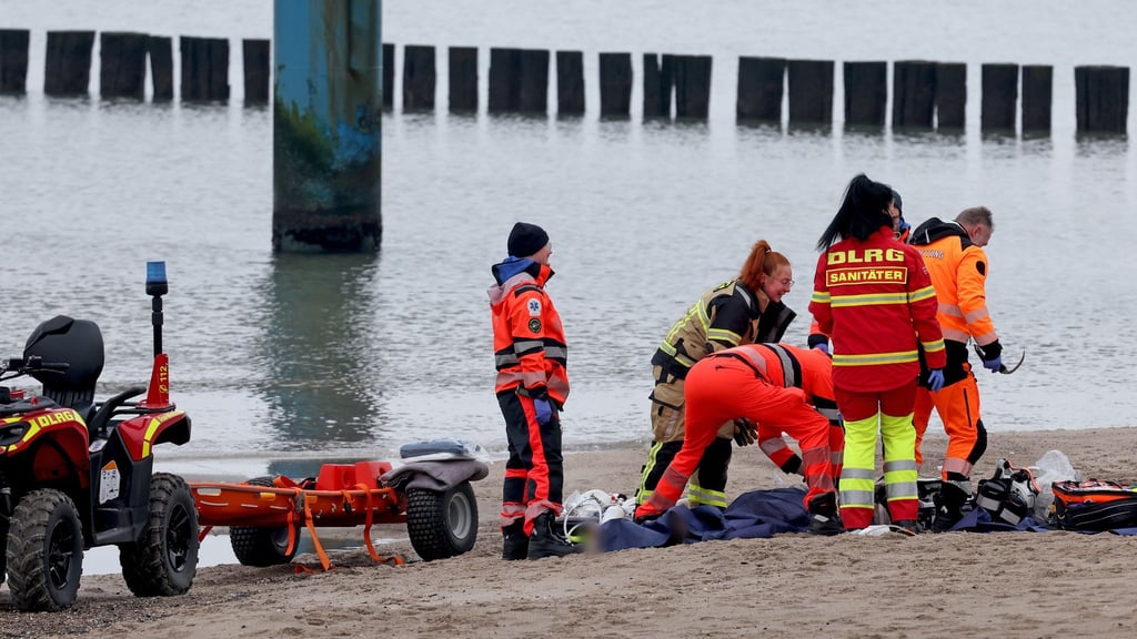 Rettungskräfte bargen einen Mann leblos aus der Ostsee vor Graal-Müritz.
