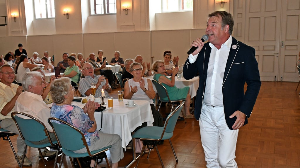 Patrick Lindner hatte die Zuschauer beim Heimat- und Schützenfest 2022 im Nu auf seiner Seite. Es wurde gesungen, geklatscht und geschunkelt.