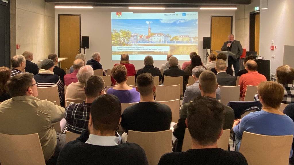 Vorstellung des Kommunalen Wärmeplans in Staßfurts Haus am See - am Pult: Bürgermeister René Zok.